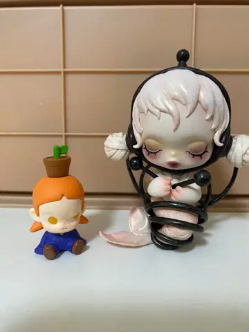 팝마트 피규어 2체