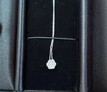 꽃 모양 목걸이