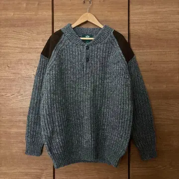 그레이 니트 스웨터 버튼 포함