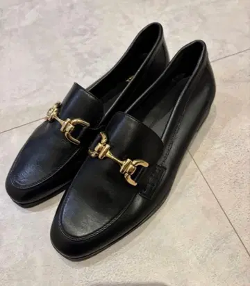 [ 새상품급 ] ZARA 블랙 가죽 로퍼 금장 장식 비트 로퍼