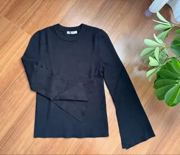 심플하고 세련된 플레어 슬리브 니트 M 사이즈