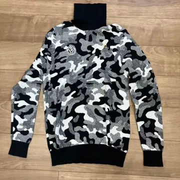 카모 패턴 터틀넥 스웨터 사이즈 4