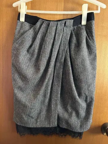 H&M 그레이 타이트 스커트 레이스 포함