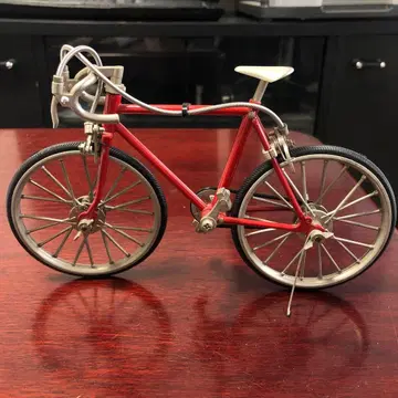 빨간색 금속제 모델 바이크