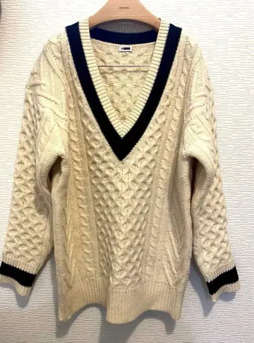 H 뷰티 앤 유스 아이보리 V넥 케이블 짜임 스웨터