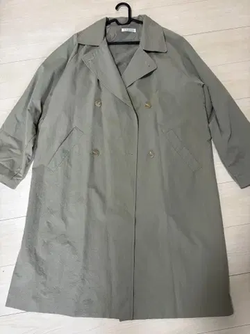 올리브 그린 더블 브레스트 트렌치코트