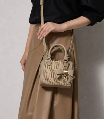 [ dazzlin ] 리본 참 부착 개더 셔링 보스턴 백