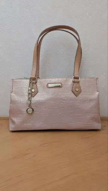 Pinky&Dianne 엠보싱 가공 숄더백