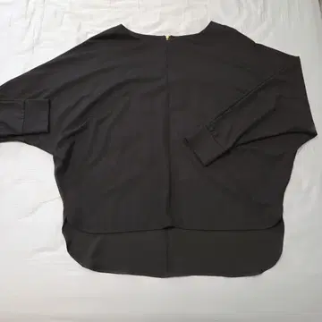 디니테코리에 뒷 절개 티셔츠