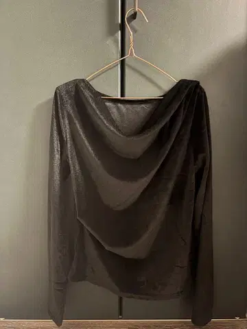 Aunt Marei's 시어 벨로아 드레이프 풀오버 블랙