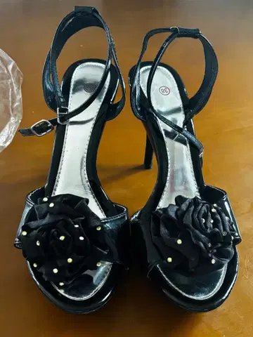 블랙 꽃 모티브 샌들 힐