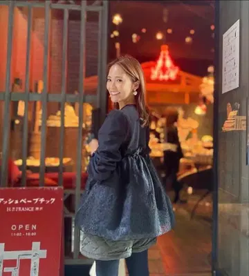 프릴 장식 도트 무늬 긴팔 상의 블랙 사이즈 F