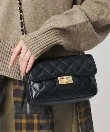 AULENTTI 가죽 퀼팅 체인 숄더백 black