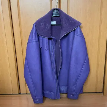 보라색 카라 부착 가죽풍 자켓