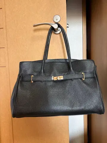 AULENTTI 블랙 가죽 토트백 소가죽