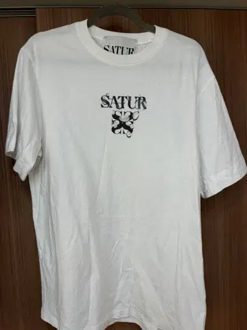 SATUR 화이트 티셔츠