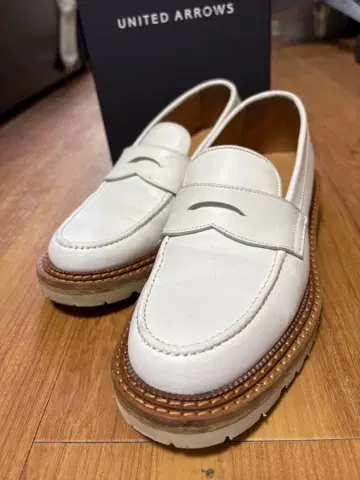 새상품급 UNITED ARROWS [ 24cm ] 가죽 통굽 화이트