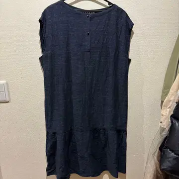 KURUMI 슬리브리스 무릎 기장 원피스