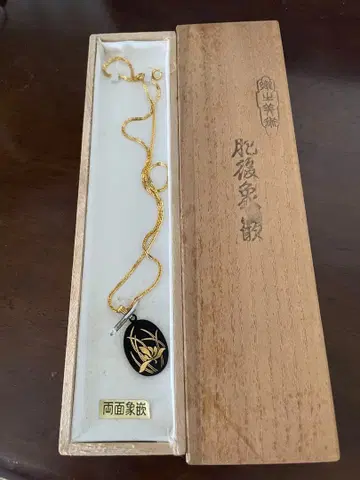 골드 컬러 목걸이