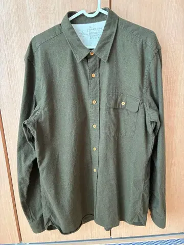 올리브 그린 버튼 긴팔 셔츠