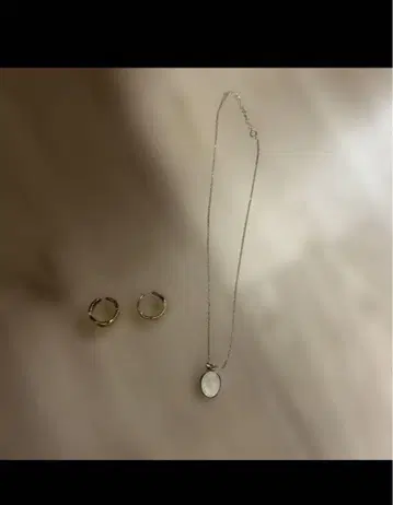 THE KISS 목걸이 등