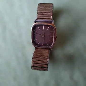 세이코 브라운 스퀘어 쿼츠 손목시계 본체 체인도 컨디션 최상입니다.