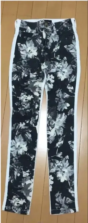 블랙과 화이트 꽃무늬 스키니 팬츠