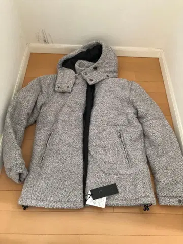 후드 부착 그레이 자켓 CavariA(카바리아)