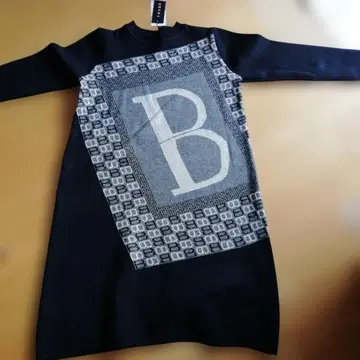 TRUBE B 로고 니트 원피스 긴팔