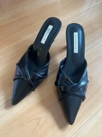 트위스트 힐 샌들 뮬