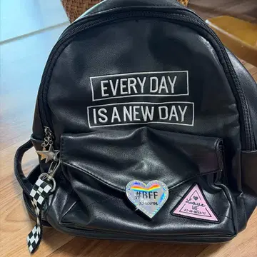 메시지 프린트 블랙 백팩