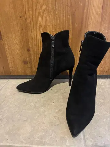 DIANA 블랙 스웨이드 숏부츠 핑힐