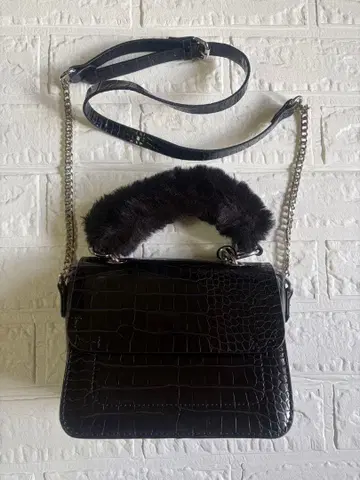 ZARA 퍼 달린 크로커다일 패턴 백