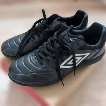 엄브로 축구화 27cm