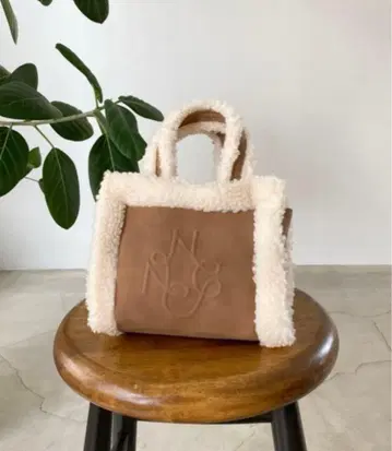 NICE CLAUP 엠보싱 페이크 무스탕 백