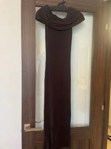 Her lip to 다크 브라운 니트 원피스 오프숄더