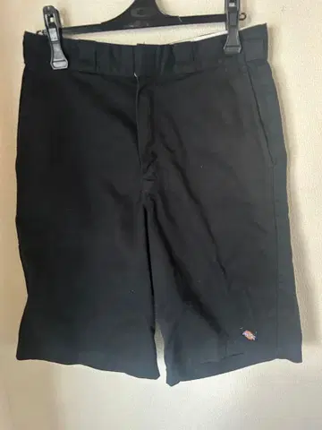 Dickies 블랙 숏팬츠 뒷주머니 부착