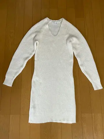 Mango 니트 원피스 (화이트 V넥)