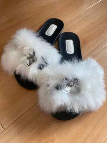 SNIDEL 퍼 샌들 화이트 사이즈 표기 37