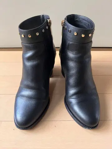 지미추 스터드 장식 블랙 가죽 부티