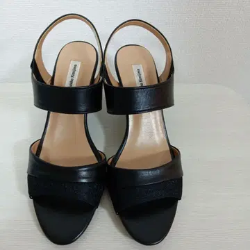 블랙 스트랩 샌들 중간 힐