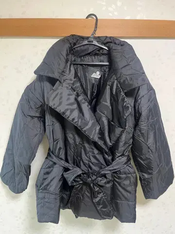 블랙 다운 자켓 벨트 포함