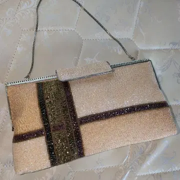 비즈 장식 베이지 클러치백