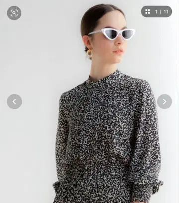 새상품급 실루엣 리프 프린트 하이넥 블라우스