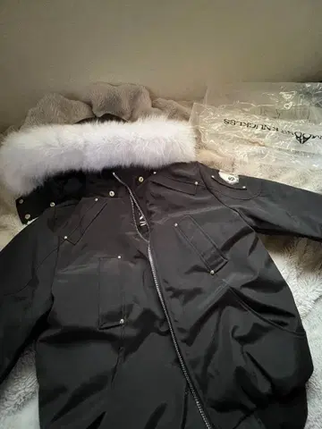 무스 너클스 다운 자켓 블랙