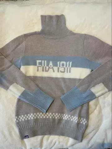 FILA 터틀넥 스웨터 L 사이즈
