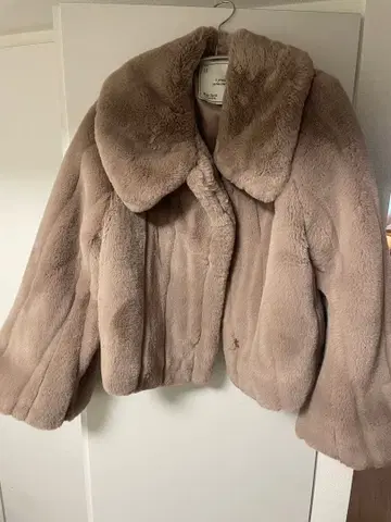 Her lip to Winter Love Faux Fur Coat M