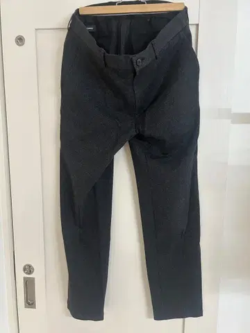 Theory 다크 그레이 슬랙스 테이퍼드 핏