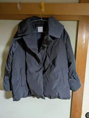 crewrere 다크 그레이 다운 자켓 사이즈 2