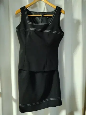 블랙 스커트 셋업 화이트 스티치